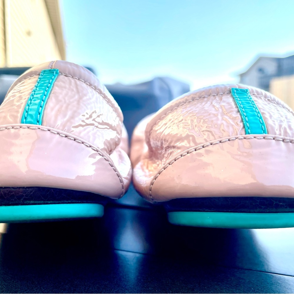 🥿 GUC Blush Patent Tieks 🥿 - Picture 5 of 10